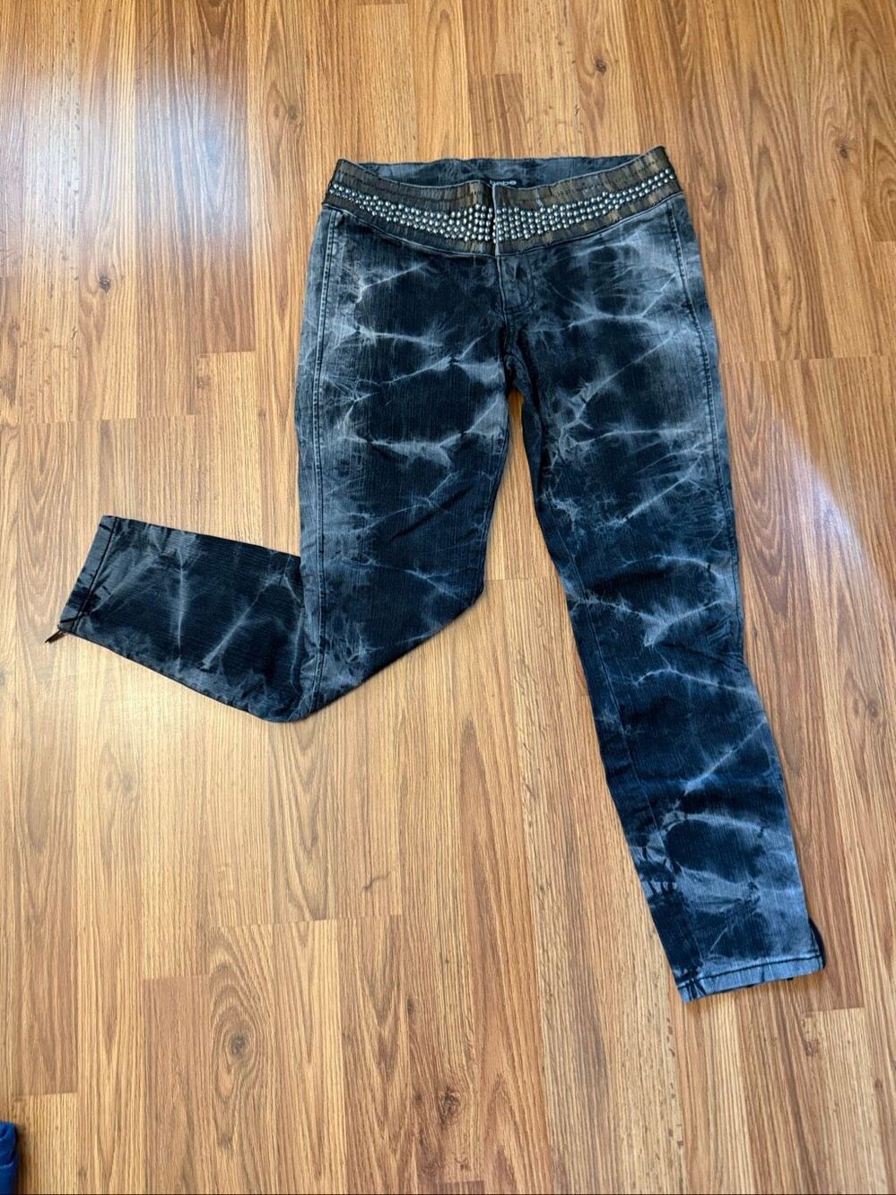 Bebe Women's Studded Acid Wash Low Rise Skinny Denim Jeans Grey Sky Size 29